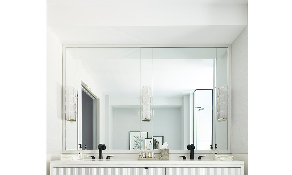 Bathroom mirror feature