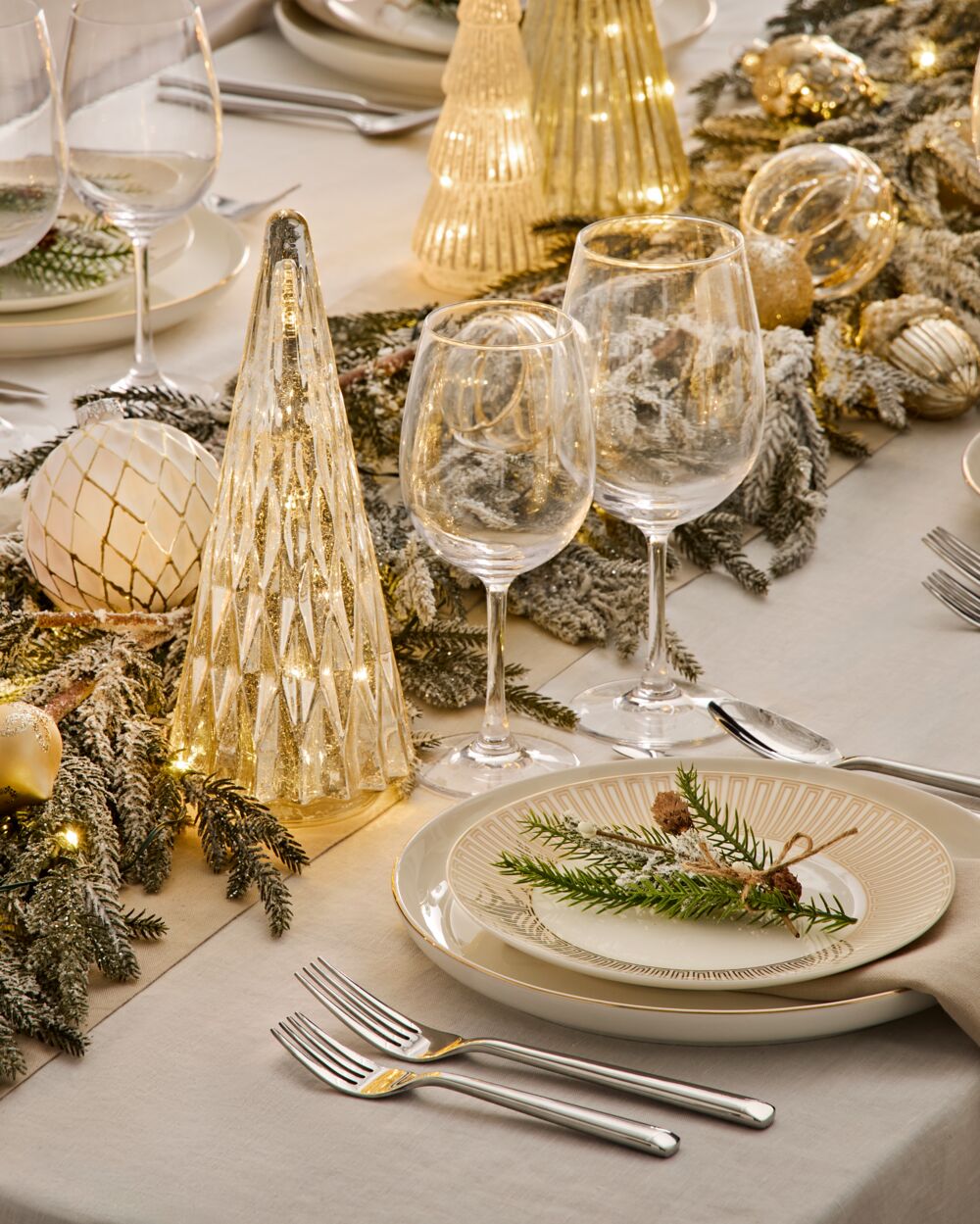 Layered Christmas table setting GlucksteinHome