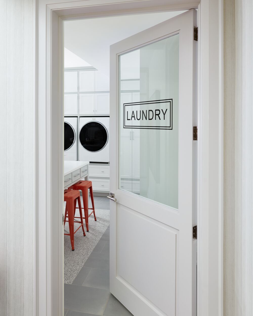 Inspiring laundry room design by Gluckstein Design Planning