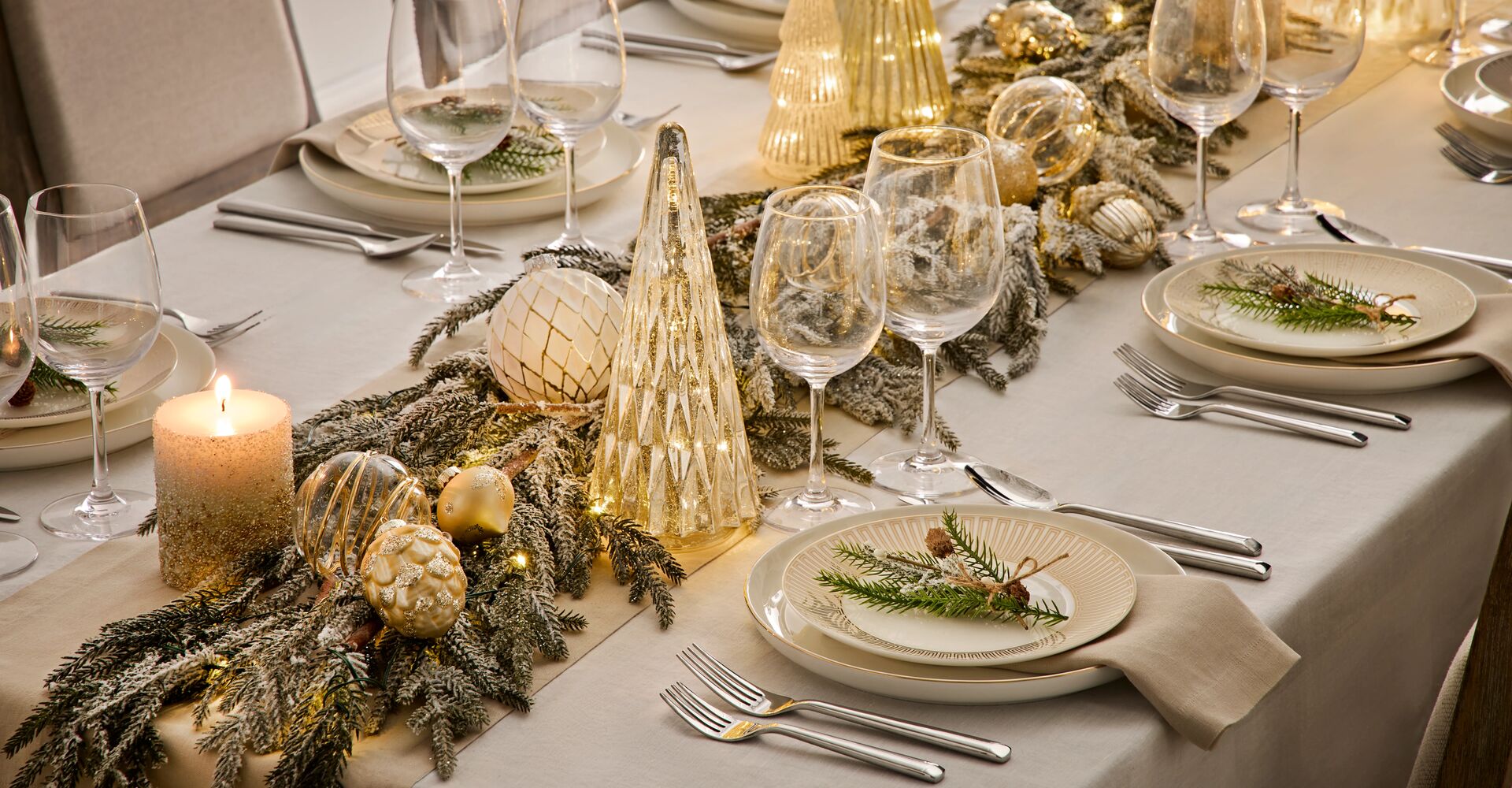 GlucksteinHome Christmas festive table setting