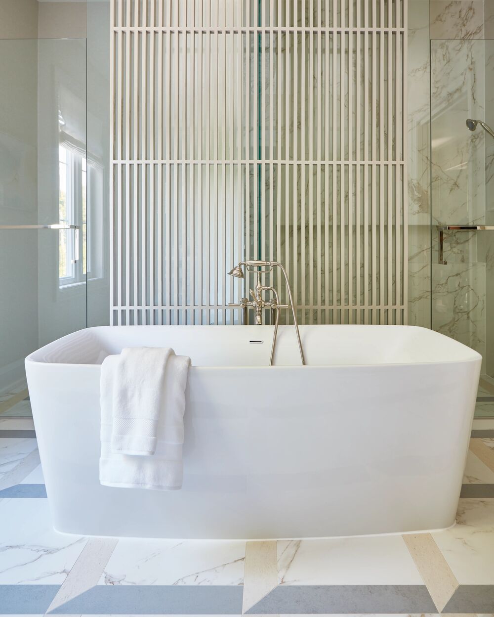 Cozy bathtub idea with textured screen Brian Gluckstein