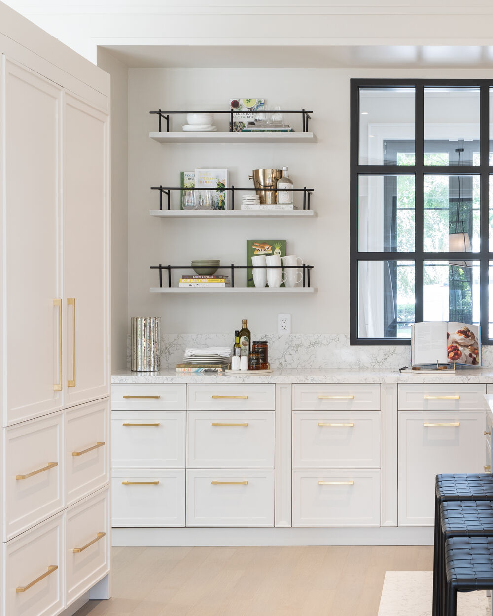 GlucksteinHome open shelf kitchen design idea